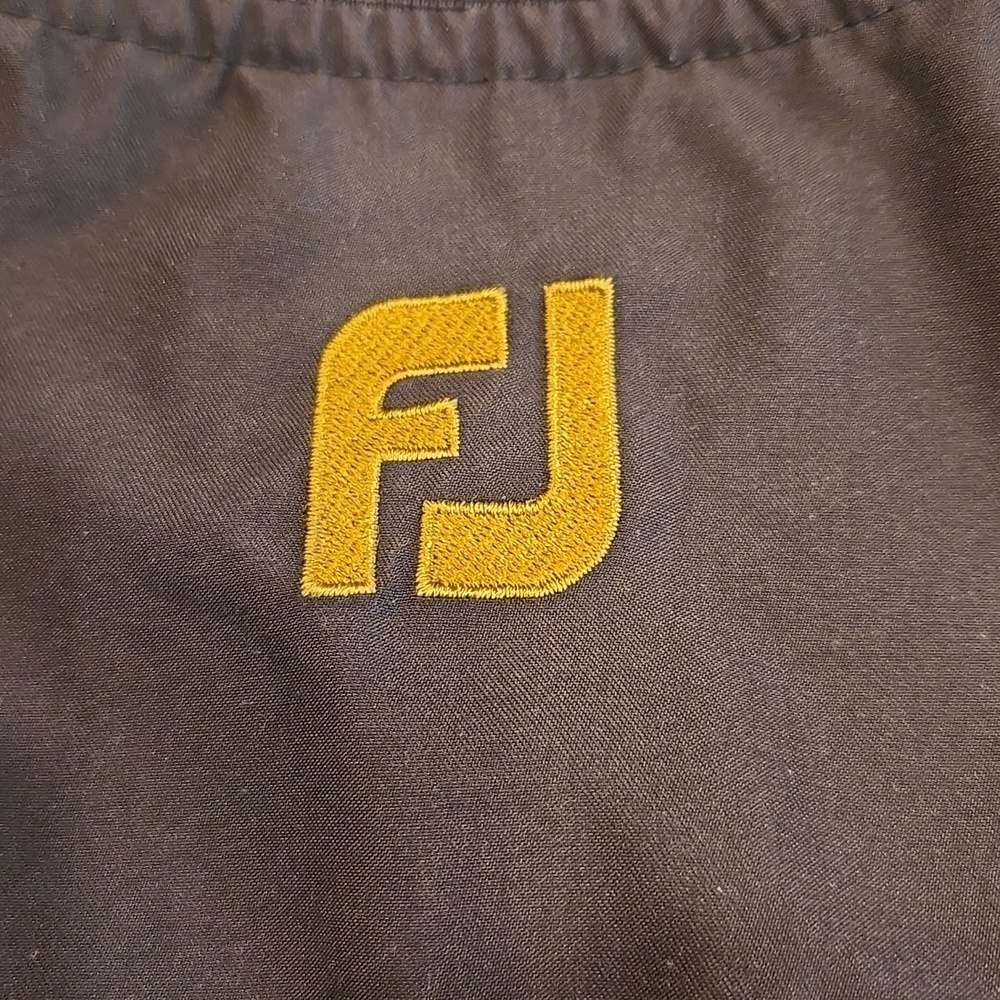 FOOTJOY WINDSHIRT SHORT SLEEVE  PULLOVER WITH SIDE POCKETS. BLACK. - Picture 6 of 10